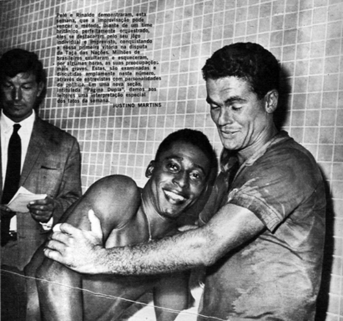 Rinaldo e Pelé em 1964 em foto da revista Manchete. Ambos haviam se constituído em grandes nomes da seleção brasileira que havia acabado de derrotar a Inglaterra pela Taça das Nações