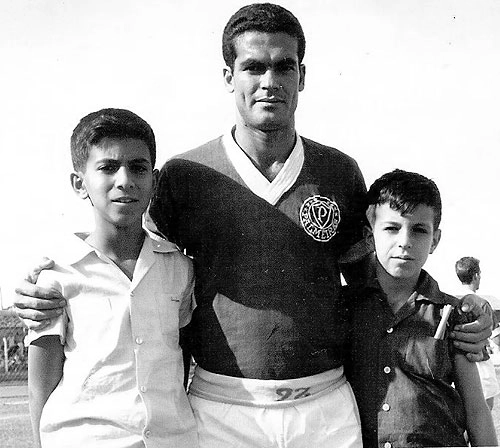 Veja Rinaldo abraçando duas crianças de Fernandópolis-SP na década de 60. A foto foi enviada por Carlos Abud