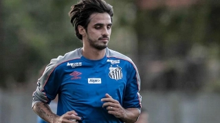 Bryan Ruiz completa um ano no Santos e segue encostado esperando negociação