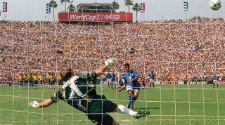 Taffarel saltou para a esquerda e Baggio mandou para fora na decisão da Copa de 94. Foto: Divulgação