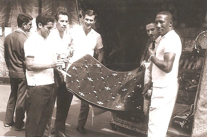 Rinaldo, Valdir, Bellini e Djalma Santos segurando tapete, produto de artesanato africano. Foto: arquivo pessoal de Valdir Joaquim de Moraes