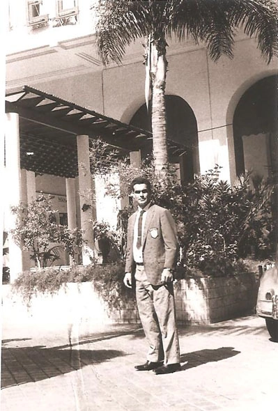 Rinaldo em frente a Hotel, em 1966, com o terno da Seleção Brasileira. No cantinho, um Fusquinha. Foto: arquivo pessoal de Valdir Joaquim de Moraes