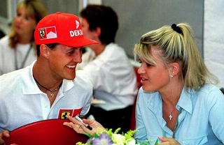 O ex-piloto, então na Ferrari, ao lado da esposa Corinna. Foto: Divulgação