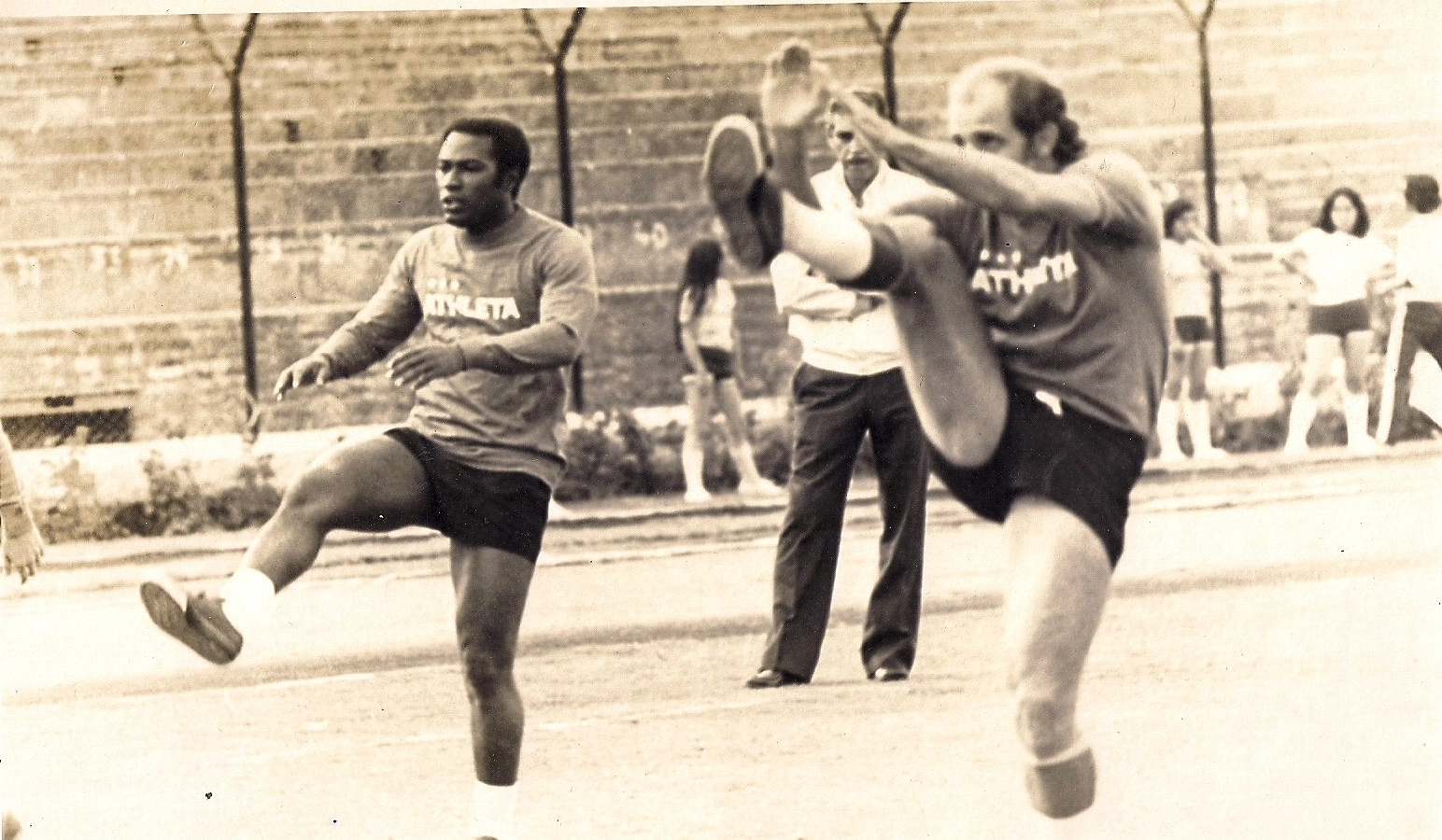 Treino do Corinthians na cidade de Cuenca, no Equador, durante a Libertadores da América de 1977. Edu e Lance observados por Oswaldo Brandão. Foto: arquivo pessoal de Lance