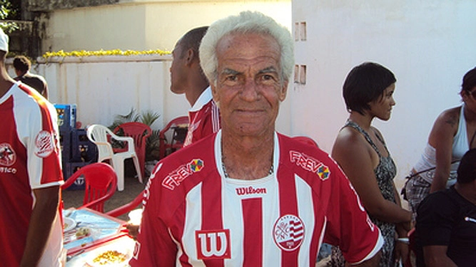 Em 2012, com a camisa do Náutico, uma das equipes que defendeu, Rinaldo foi homenageado pela Liga Carpinense de Desportos, de Pernambuco. Foto: Carpina Esportes