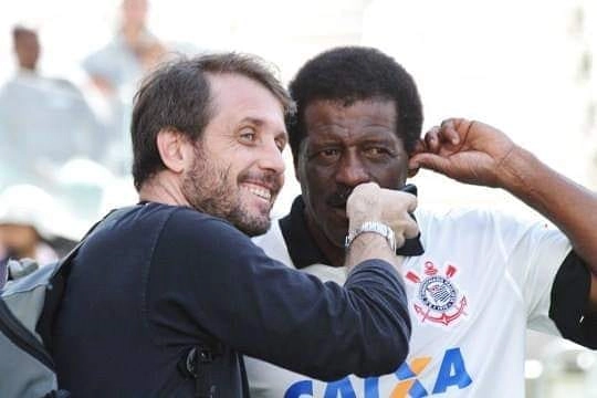 O jornalista Vitor Guedes entrevista Zé Maria em 10 de maio de 2014, dia do jogo teste da Arena Corinthians, em Itaquera. Foto: arquivo pessoal de Vitor Guedes