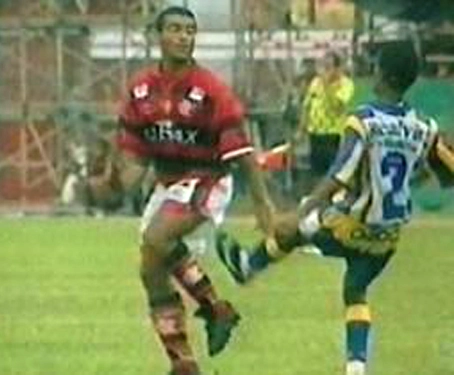 `Entrevero´com Romário em 1997 durante Flamengo 7 x 0 Madureira. Foto: Reprodução