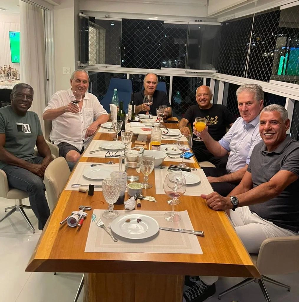 Reunidos em outubro de 2022, ex-atleticanos e ex-cruzeirenses. Em sentido horário, Paulo Isidoro, Nelinho, Marcelo Oliveira, Reinaldo, João Leite e Toninho Cerezo