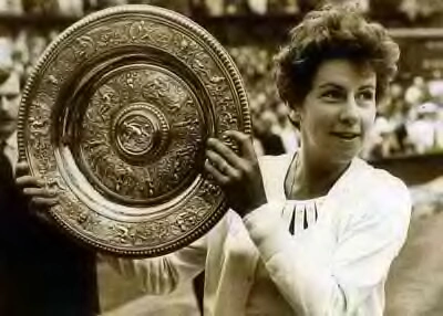 Um dos 71 troféus conquistados pela tenista, ao longo de 19 anos de carreira como tenista profissional