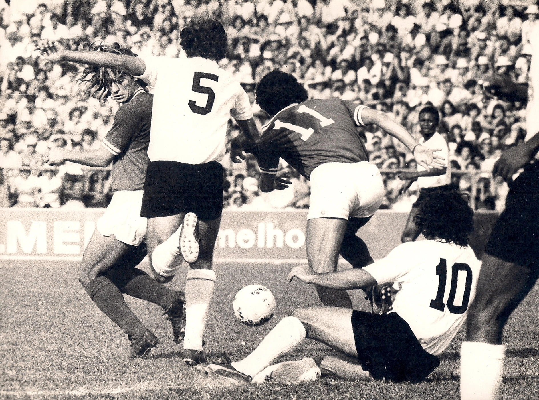 Guarani e Corinthians em 1973. O jogador Lance atuou como volante, com a camisa 5. O 11 bugrino é Bozó. Rivellino está caido. Ao fundo, Wladimir observa o desenrolar da jogada. Foto: arquivo pessoal de Lance