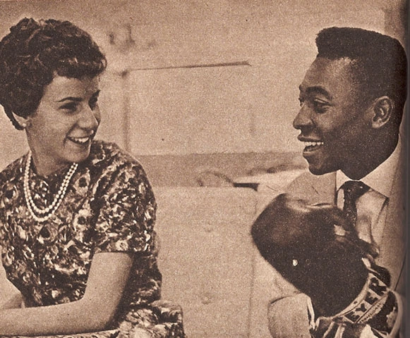Maria Esther Bueno e Pelé, em 1971. Repare que o Rei está com uma luva de boxe, emprestada por Éder Jofre. Foto: Revista 
