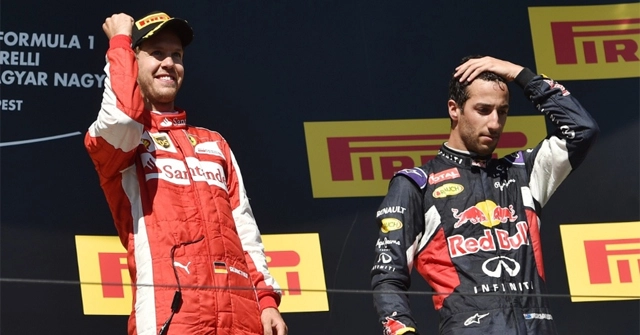 Em 26 de julho de 2015, comemorando a vitória no GP da Hungria. À direita, o australiano Daniel Ricciardo, terceiro colocado. Foto: UOL