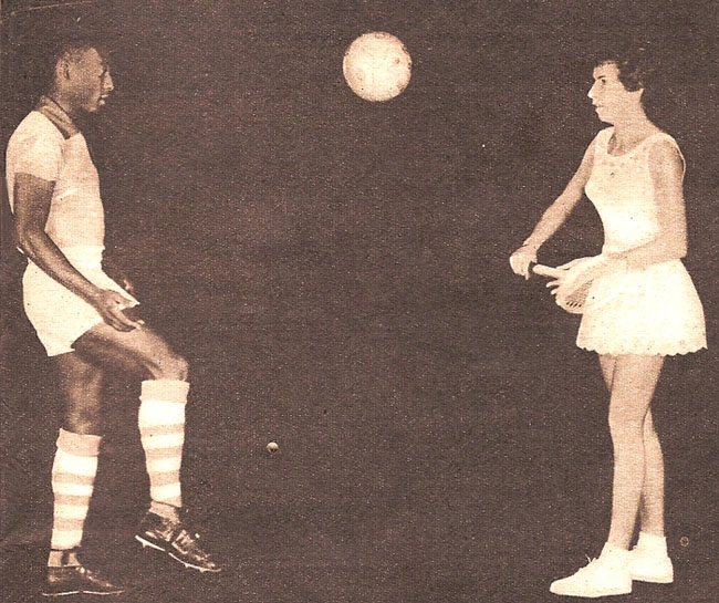 Pelé toca a bola para Maria Esther Bueno, que rebate com sua raquete de tênis. Aliás, na década de 60 os tenistas tinham que se esforçar muito com as raquetes, de madeira maciça, muito mais pesadas do que as de fibra de carbono de hoje em dia. Foto: Revista 