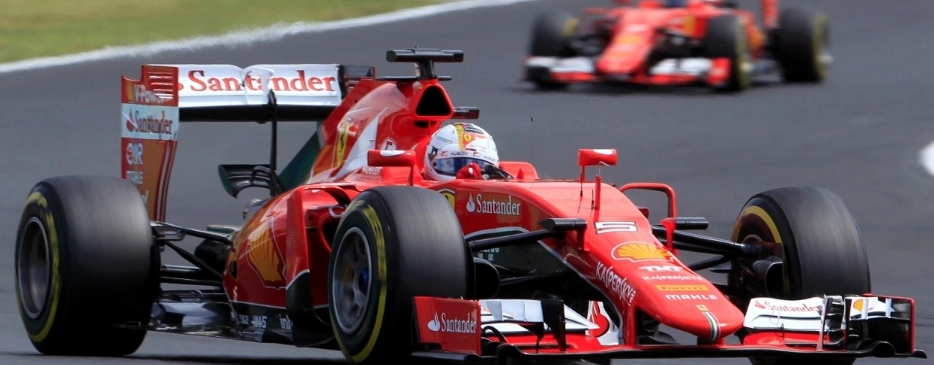 Com a Ferrari durante o GP da Hungria de 2015, a caminho de sua segunda vitória na temporada. Atrás, Kimi Raikkonen, que abandonou a prova com problema no ERS de sua Ferrari. Foto: UOL