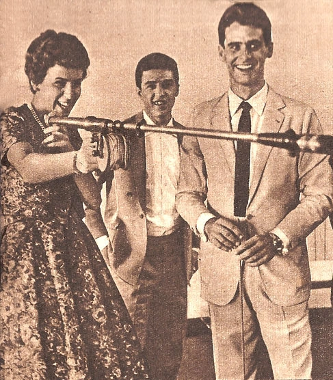 Maria Esther Bueno com a arma utilizada pelo campeão mundial de caça submarina, Bruno Hermanny, à direita, na foto. Atrás, Éder Jofre observa a brincadeira da grande tenista. Reprodução da Revista 