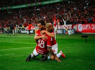 O jogo teve polêmicas com o VAR no tempo normal