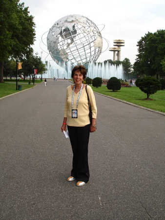 Maria Esther Bueno posa para foto em frente ao famoso monumento da Florida. Foto: Site Oficial
