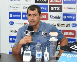 Novo treinador alvinegro foi apresentado nesta quinta-feira (9), na Vila Belmiro. Foto: Ivan Storti/Santos FC