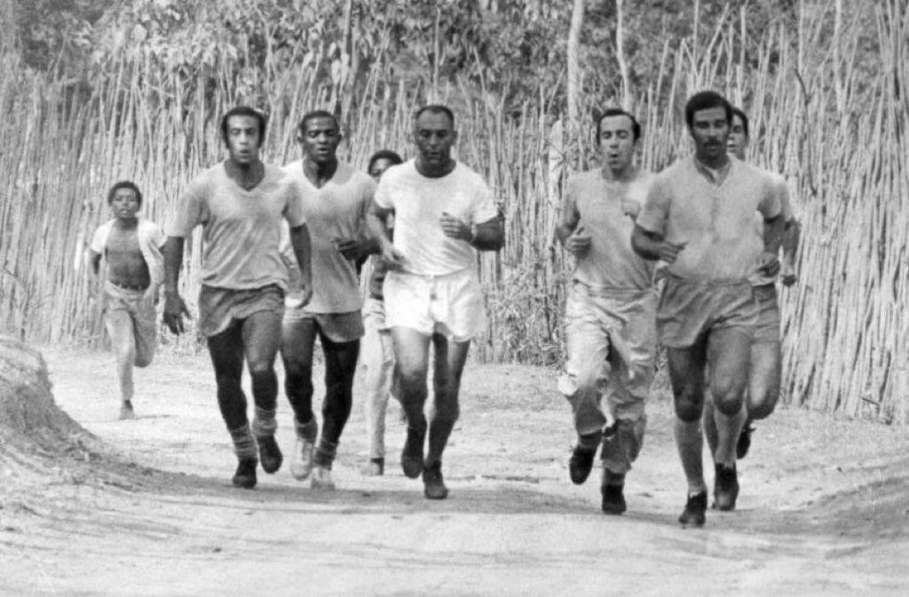 Cruzeirenses treinando em 1970. Da esquerda para a direita, Tostão, Zé Carlos, o preparador físico (de camiseta e calção brancos), Tostão e Brito  .