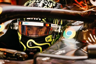Norris chega a Yas Marina com vantagem sobre Leclerc. Foto: McLaren F1