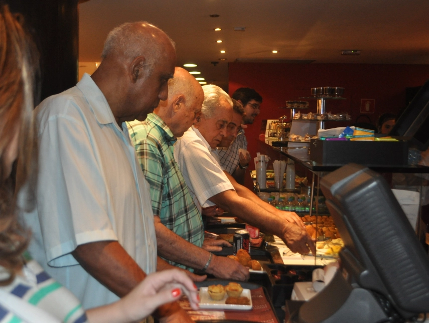 Hora do lanche para Mengálvio, Pepe e Zito na noite de 18 de fevereiro de 2014, no lançamento do livro Brasil Pentacampeão, na Livraria Cultura do Conjunto Nacional. Foto: Marcos Júnior/Portal TT