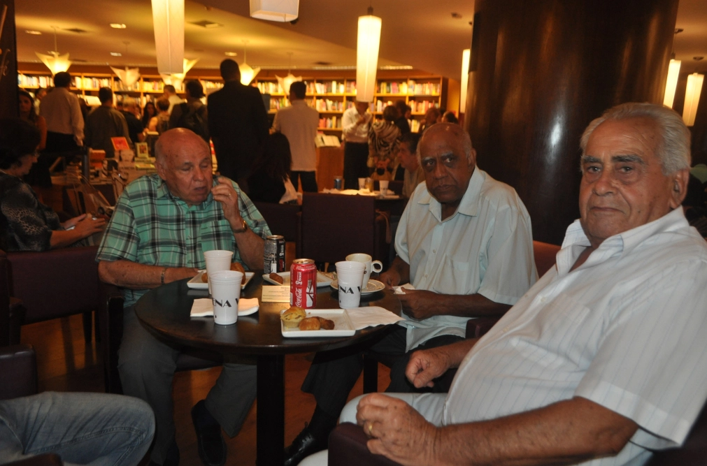 Pepe, Mengálvio e Zito tomando um lanche na noite de 18 de fevereiro de 2014, no lançamento do livro Brasil Pentacampeão, na Livraria Cultura do Conjunto Nacional. Foto: Marcos Júnior/Portal TT