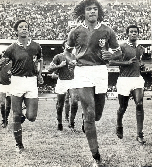 César Maluco puxa a entrada do forte Palmeiras dos anos 70 ao gramado do Morumbi. À esquerda, está o lateral Zeca (atrás dele Dudu). À direita, o ponta-esquerda Nei. Alfredo Mostarda está atrás de César.