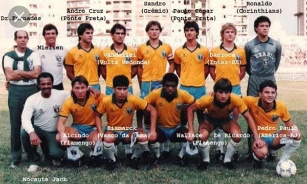 Seleção brasileira em preparação para o Mundial Sub-20, em 1987. Em pé: Dr. Fernandes (médico), Nielsen (treinador de goleiros), André Cruz, Vanderley, Sandro, Paulo Cesar, Dacroce e Ronaldo Giovanelli. Agachados: Nocaute Jack (massagista), Alcindo, Bismarck, Wallace, Zé Ricardo e Pedro Paulo