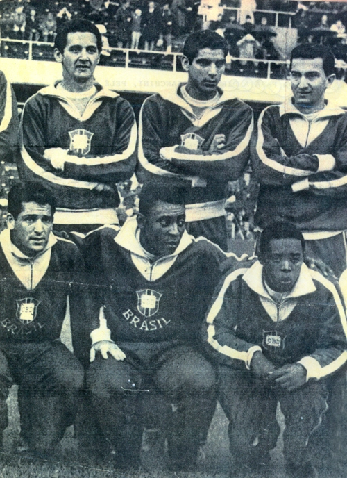Seleção Brasileira, em 1965, na Suécia. Em pé: Orlando, Rildo e Dudu. Agachados: Bianchini, Pelé e Paraná. 
