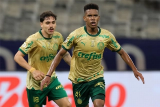 Estêvão, seguido por Mauricio, comemora seu gol na virada diante do Cruzeiro. Foto: Cesar Greco/Palmeiras