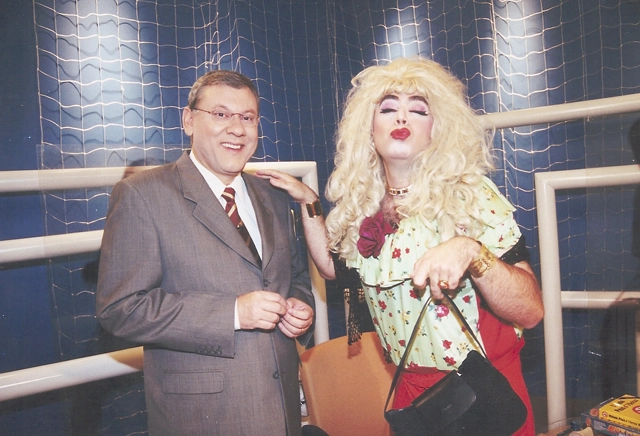 Milton e a Drag Queen Cacá Rosset, muito humor durante o Debate Bola, que foi ao ar pela Record entre 2001 e 2007