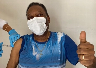 Após mais de uma semana na UTI, o Rei do Futebol finalmente foi para o quarto do hospital. Foto: Divulgação