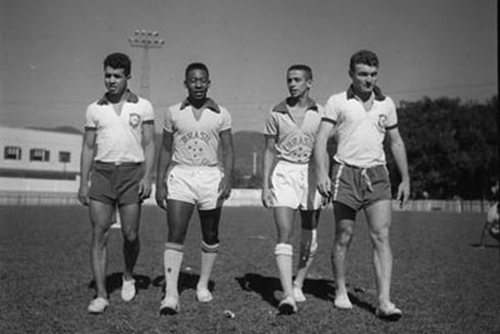 Almir Pernambuquinho, Pelé, Altair (ex-Fluminense) e Mazzola, durante os treinamentos da Seleção Brasileira para a disputa da Copa de 1958. Foto enviada por José Eustáquio