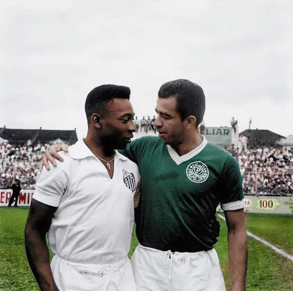 Em um encontro entre Santos e Palmeiras, Pel&eacute; e Vav&aacute; se abra&ccedil;am minutos antes do in&iacute;cio da partida. Foto :Divulga&ccedil;&atilde;o