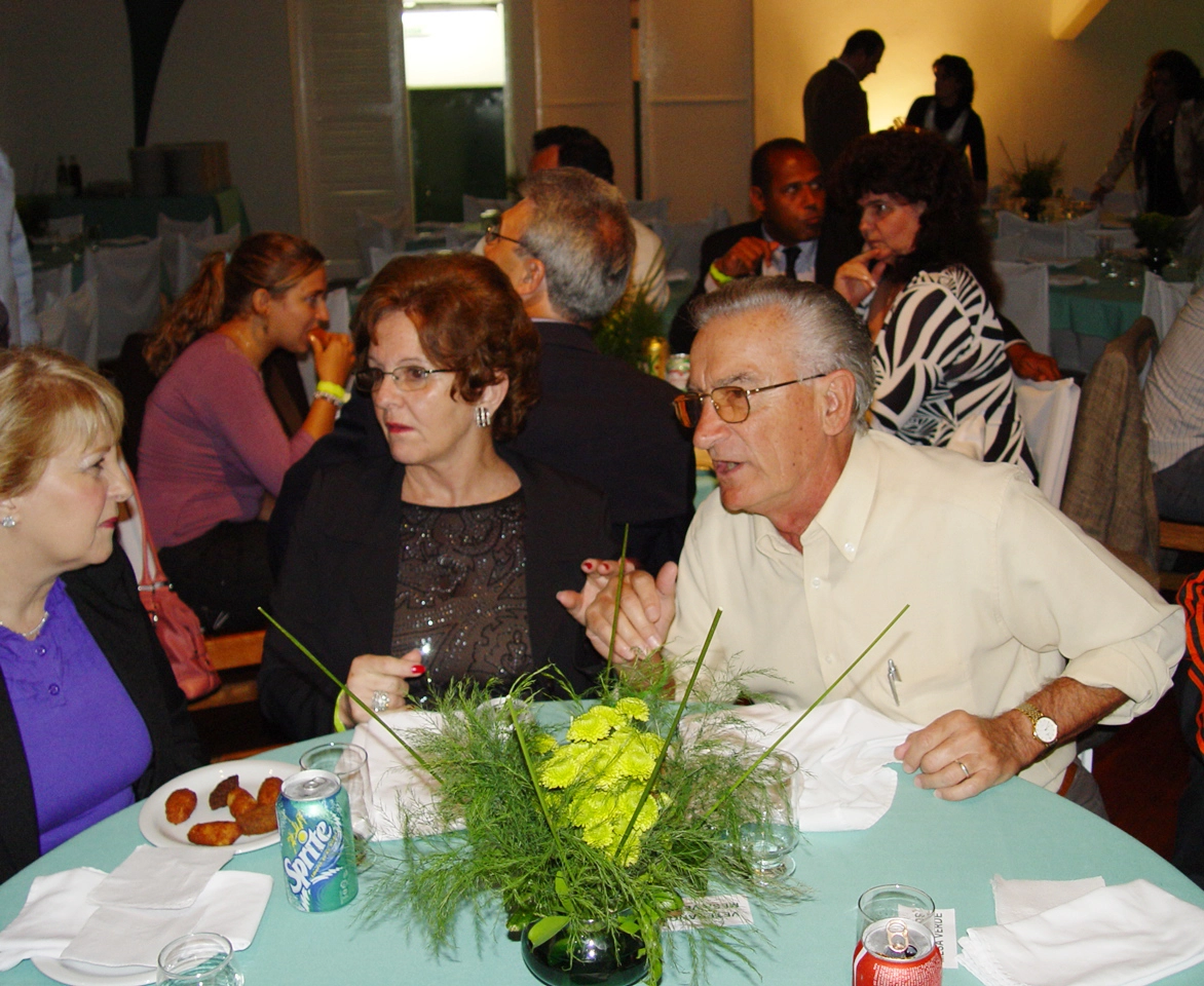 Dudu e a esposa Maria Helena conversam com uma amiga no jantar de confraternização de ex-jogadores do Palmeiras, em 18 de setembro de 2009. Crédito da foto: Marcos Júnior