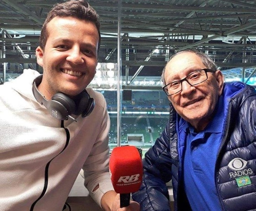 Na cabine da Rádio Bandeirantes, Vinicius Bueno e José Silvério na noite de 8 de maio de 2019, no Allianz Parque, antes de Palmeiras 1 x 0 San Lorenzo, pela Libertadores. Foto: Instagram da Rádio Bandeirantes