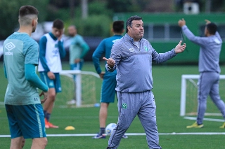 Pintado, técnico da Chapecoense, comandando trabalho no CT da Água Amarela. Foto: Márcio Cunha/ACF