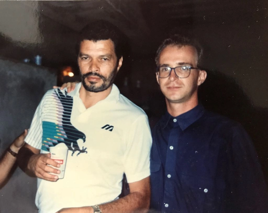 Anos 90, em Ribeirão Preto. Sócrates e Rogério Assis. Foto: Arquivo pessoal/Rogério Assis