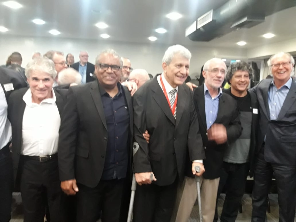 Em 2022, ex-colorados em encontro festivo para homenagear Benitez. Da esquerda para a direita: Chico Spina, Jair, Benitez, Batista, Airton Fraga (o Airton Caixão) e Falcão