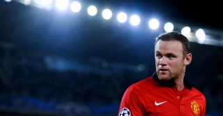 O Manchester United decidiu renovar o contrato do jogador e o camisa 10 agora receberá 300 mil libras (R$ 1, 1 milhão) por semana