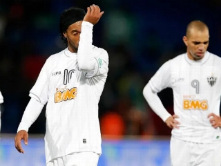 Ronaldinho Gaúcho lamenta a derrota ao lado de Diego Tardelli. Foto: Divulgação