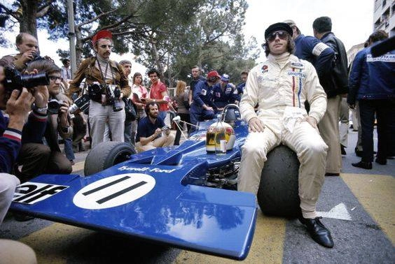 Em 1971, com sua Tyrrell 003, ano em que conquistou o segundo de seus três títulos na F1. Foto publicada no Facebook Formula Retrô STA Sports