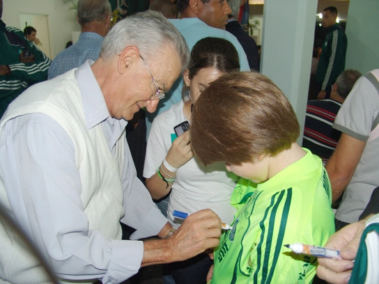 Dudu, autografando a camisa de um fanático palmeirense na festa de 2010 do Verdão para seus ex-jogadores. Foto: Marcos Júnior/Portal TT