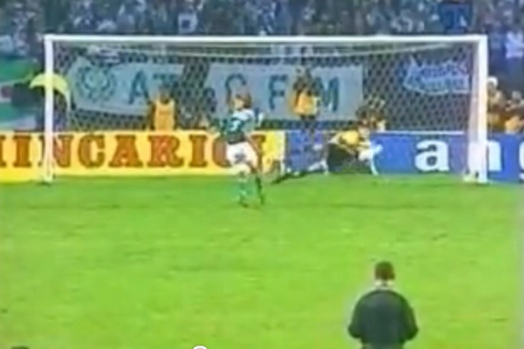Córdoba salta para defender o pênalti cobrado por Roque Júnior na final da Libertadores de 2000, entre Palmeiras e Boca Júniors. Foto: Reprodução