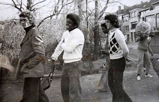 Falcã, Jair e Lula em 1975 na Europa, durante excursão invicta do Internacional. A equipe gaúcha realizou 14 jogos, vencendo 12 e empatando dois. Foto: Instagram de Falcão