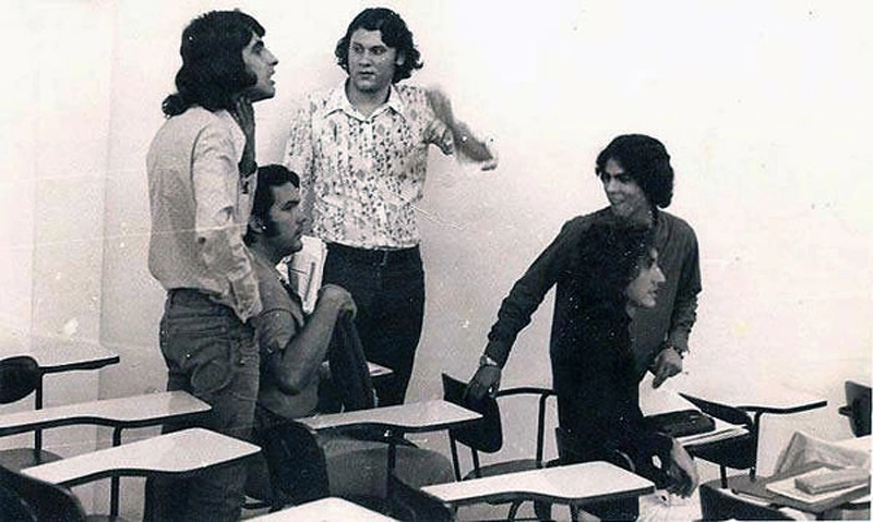 Em uma sala de aulas das Faculdades Objetivo, na Avenida Paulista, o `menino´ Milton Neves (segundo em pé, da esquerda para a direita), aos 20 anos. Com ele, na foto, quatro `sumidos´ colegas de classe
