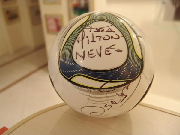 Córdoba, que assina apenas Oscar em seus autógrafos, presenteou Milton Neves com uma bola, em 1º de junho d de 2011. Foto: Marcos Júnior/Portal TT
