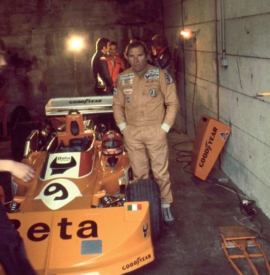Na Alemanha, em 1976, ao lado de sua March-Ford, no acanhado boxe de Nurburgring. Brambilla largou em 13º e abandonou na primeira volta, por conta de um acidente. A vitória foi de James Hunt (McLaren-Ford). Foto: Divulgação
