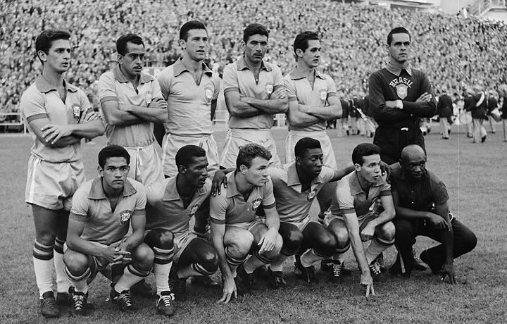 Brasil 1 x 0 País de Gales, quarto jogo da Copa do Mundo de 1958. Da esquerda para a direita, em pé: De Sordi, Zito, Bellini, Nilton Santos, Orlando Peçanha e Gylmar dos Santos Neves. Agachados: Garrincha, Didi, Mazzola, Pelé e Mário Américo. Foto enviada por José Eustáquio