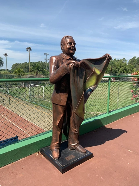 Est&aacute;tua de Luciano do Valle no Mavsa Resort, em Ces&aacute;rio Lange, interior de S&atilde;o Paulo. Foto: arquivo pessoal de Marco Aur&eacute;lio Cunha